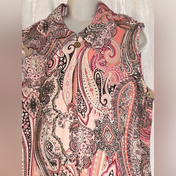 Tommy Hilfiger sleeveless, button down, pink paisley top. - Picture 4 of 11